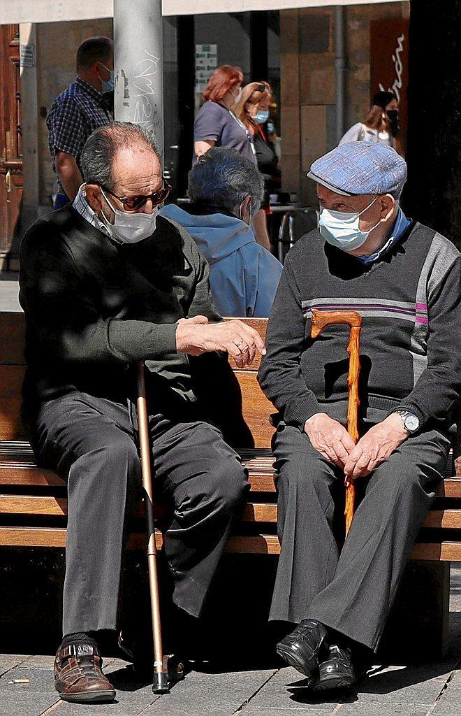 La tregua que este mes está dando la situación epidemiológica en Álava ha hecho que los gasteiztarras vuelvan a salir a la calle y eso se nota sobre todo en el centro de Vitoria cuando las temperaturas acompañan. En la foto, dos hombres conversan sentados