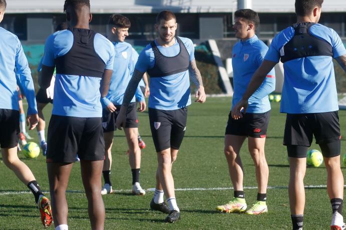 Iñigo Martínez, ayer jueves en el entrenamiento, es uno de los jugadores que el Athletic recupera tras haber superado el covid.