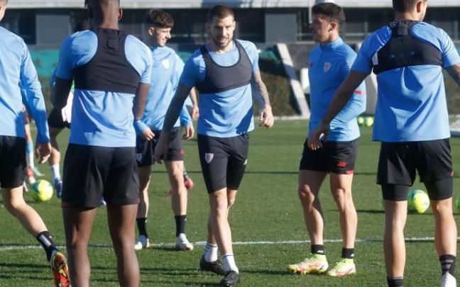 Iñigo Martínez, ayer jueves en el entrenamiento, es uno de los jugadores que el Athletic recupera tras haber superado el covid.