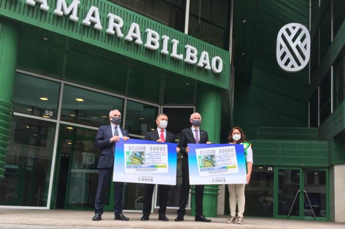 El presidente de la Cámara, José Ángel Corres, y el delegado territorial de la ONCE en Euskadi, Juan Carlos Andueza, han presentado hoy el Cupón