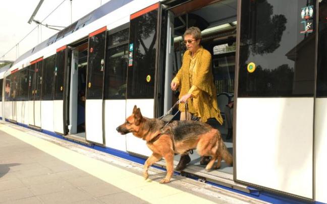 Una persona invidente saliendo del metro. Una persona invidente saliendo del metro.