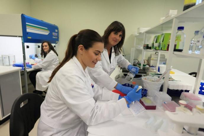 Isabel Egaña, Laura Murias y Ana Soloaga, científicas del equipo de Oncomatryx.