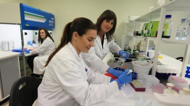 Isabel Egaña, Laura Murias y Ana Soloaga, científicas del equipo de Oncomatryx.