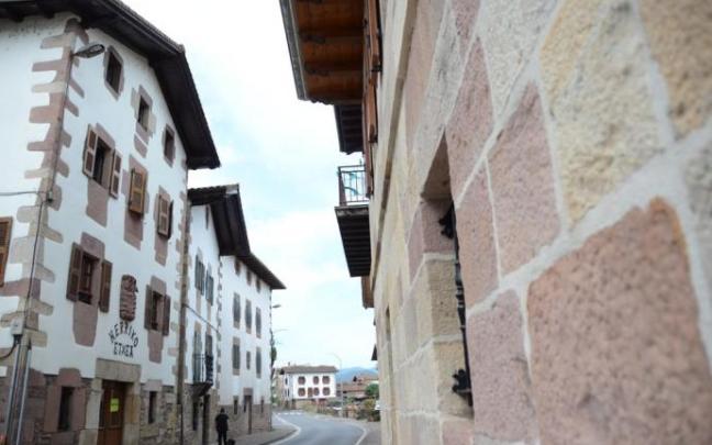 El concejo de Narbarte, a la izquierda la casa concejil, forma con Oieregi y Legasa, el municipio de Bertizarana.