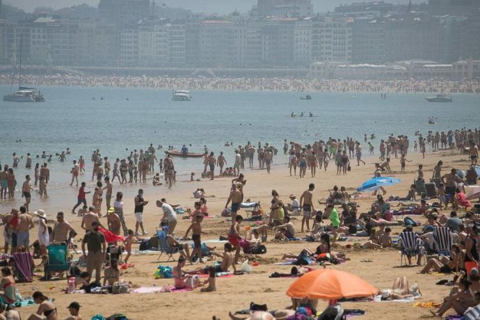 La playa de Ondarreta, llena de gente, el pasado domingo.