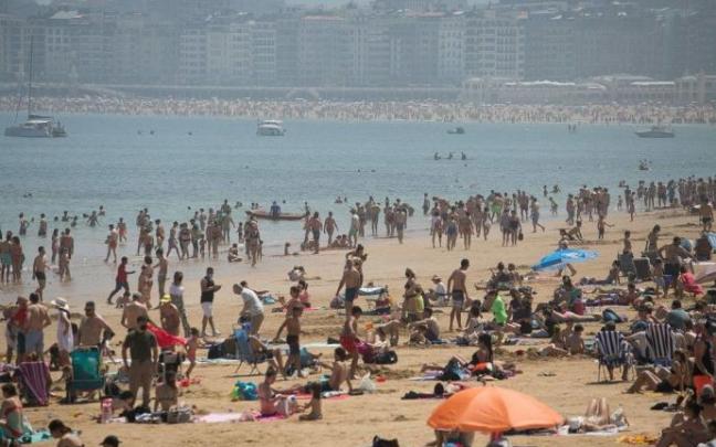 La playa de Ondarreta, llena de gente, el pasado domingo. La playa de Ondarreta, llena de gente, el pasado domingo.