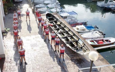 Los remeros de Ondarroa posan junto a la trainera.