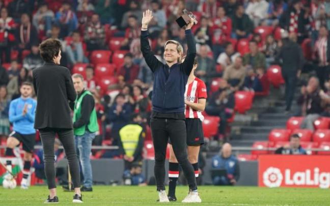 Jennifer Zietz ha recibido el cariño de San Mamés en el descanso del partido ante el Atlético de Madrid.