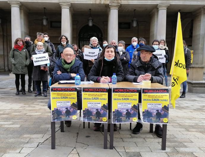 Rueda de prensa de este miércoles de Ongi Errefuxiatuak Araba en la Plaza Nueva de Vitoria.