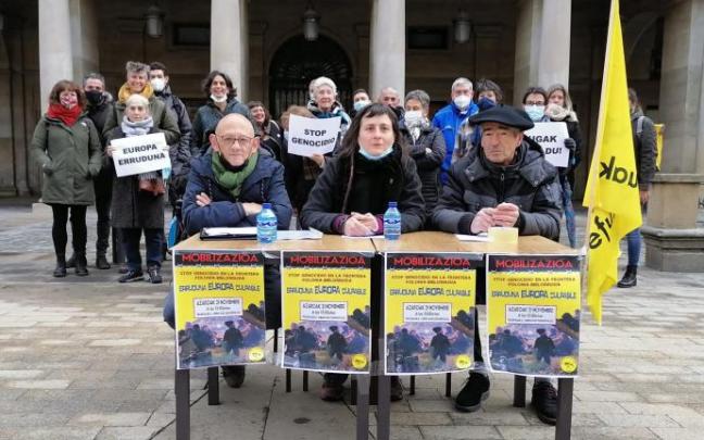 Rueda de prensa de este miércoles de Ongi Errefuxiatuak Araba en la Plaza Nueva de Vitoria.