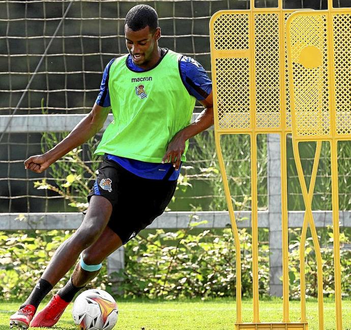 Alexander Isak apunta al equipo inicial de hoy de la Real en el partido que será el estreno del conjunto txuri-urdin en casa esta temporada. Foto: R.S.