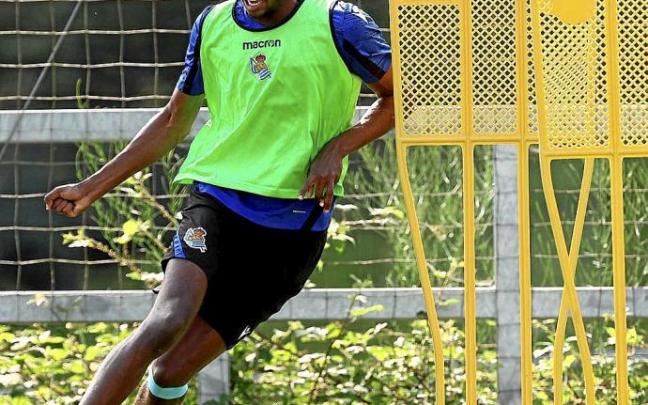 Alexander Isak apunta al equipo inicial de hoy de la Real en el partido que será el estreno del conjunto txuri-urdin en casa esta temporada. Foto: R.S.