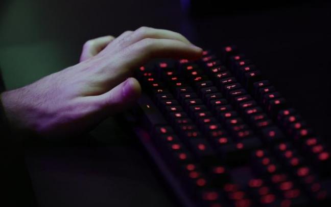 Una persona con el teclado de un ordenador.