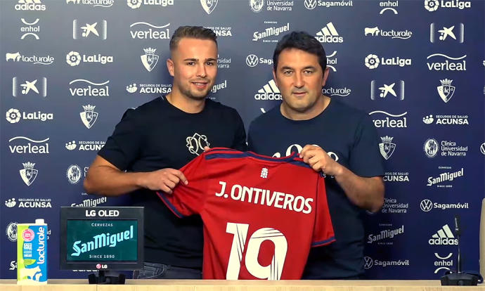 Javier Ontiveros, con la camiseta de Osasuna en compañía de Braulio.