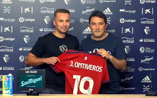 Javier Ontiveros, con la camiseta de Osasuna en compañía de Braulio.