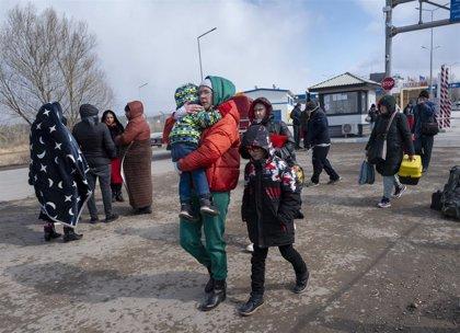 Una familia ucraniana cruza la frontera con Moldavia