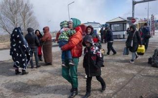 Una familia ucraniana cruza la frontera con Moldavia