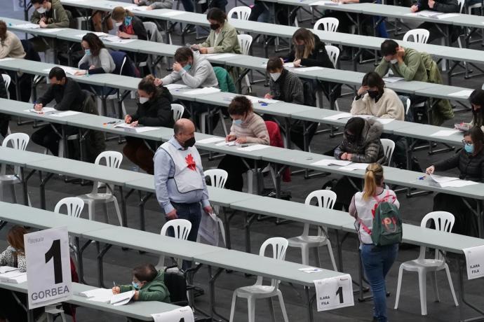 Dos personas vigilan a los aspirantes a las plazas forales que se presentaron ayer en BEC.