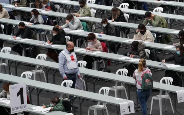 Dos personas vigilan a los aspirantes a las plazas forales que se presentaron ayer en BEC.