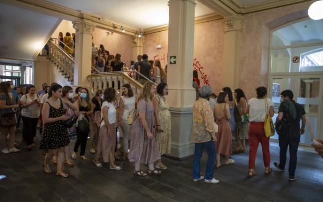 Más de 38.000 personas, la inmensa mayoría mujeres, se habían inscrito para la OPE celebrada ayer que contemplaba 1.611 plazas de empleo público. Más de 38.000 personas, la inmensa mayoría mujeres, se habían inscrito para la OPE celebrada ayer que contemplaba 1.611 plazas de empleo público.