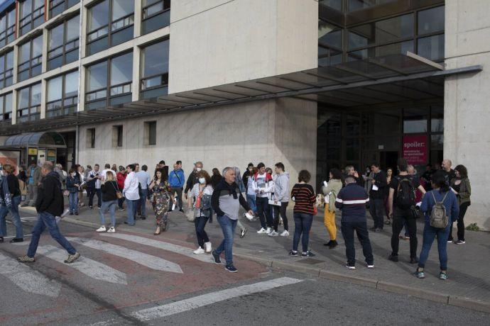 Personas acuden a la prueba de servicios generales el 8 de mayo en Pamplona.