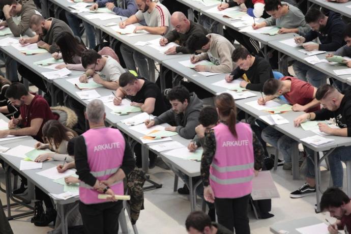 Personas realizando el examen para la OPE de Policía Local el año pasado