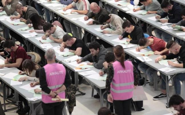 Personas realizando el examen para la OPE de Policía Local el año pasado