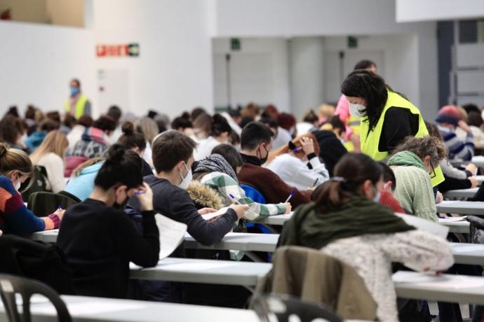 Personas realizando el examen de la OPE para el Instituto Foral de Bienestar Social (IFBS) en diciembre