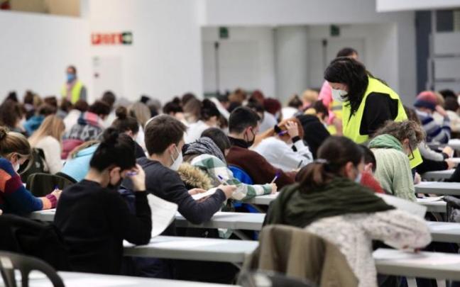 Personas realizando el examen de la OPE para el Instituto Foral de Bienestar Social (IFBS) en diciembre