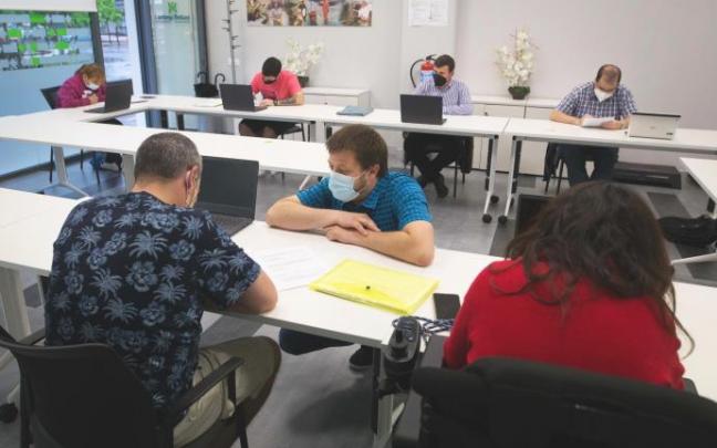 El formador Unai Rodríguez supervisa a los alumnos en la academia adaptada de Lantegi Batuak, ubicada en Sondika. El formador Unai Rodríguez supervisa a los alumnos en la academia adaptada de Lantegi Batuak, ubicada en Sondika.