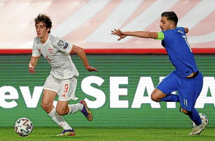 Bryan Gil conduce el balón ante un rival, con la selección española. Foto: Efe