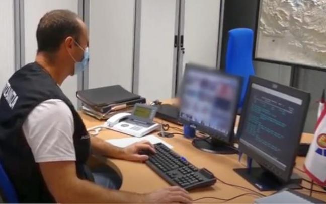 Un agente de la Ertzaintza revisa el material pedófilo Un agente de la Ertzaintza revisa el material pedófilo