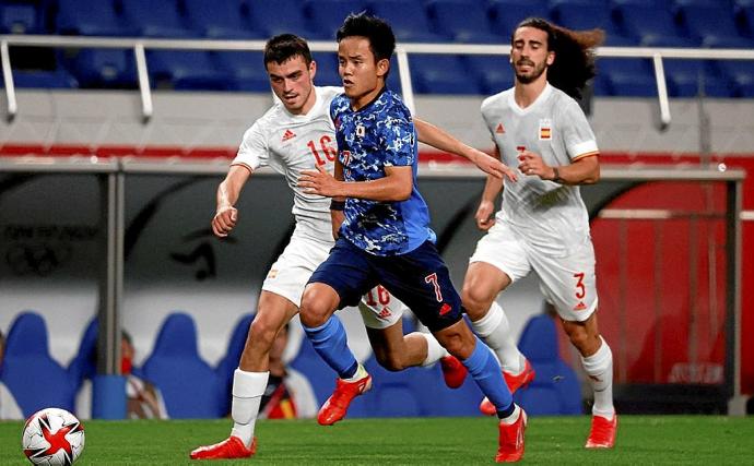 Kubo conduce el balón entre Pedri y Cucurella, en el partido disputado por Japón y España. Foto: Efe