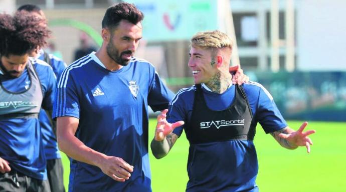 Enric Gallego y Brandon bromean en un entrenamiento de la pasada semana.