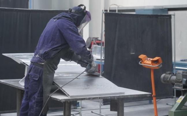 Un operario sin relación con la información trabajando.