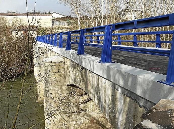 Puente de Manzanos sobre el río Zadorra.