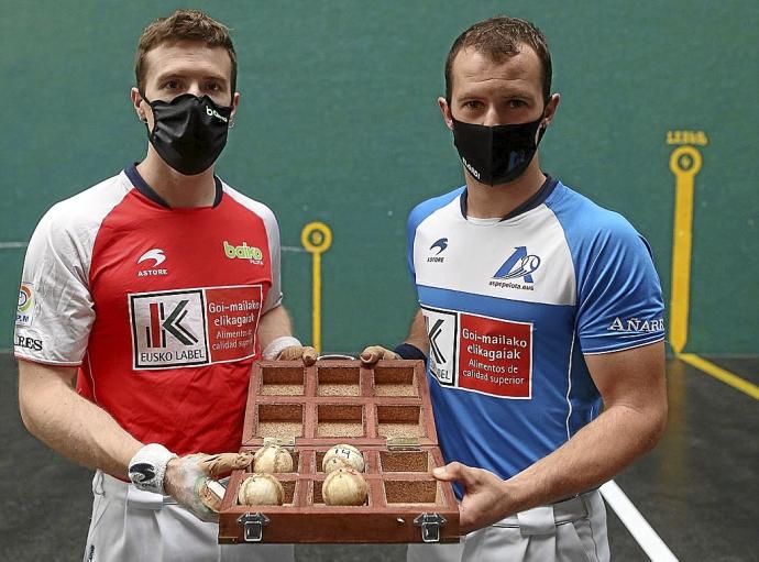 Iñaki Artola y Aitor Elordi, con el material seleccionado ayer en Mallabia. Foto: Borja Guerrero