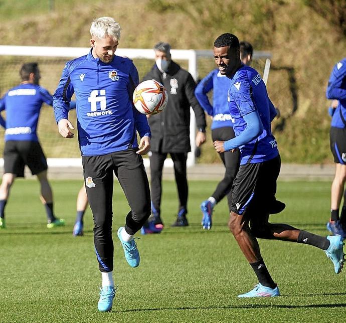 Adnan Januzaj y Alexander Isak bromean en el entrenamiento de ayer.