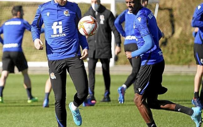 Adnan Januzaj y Alexander Isak bromean en el entrenamiento de ayer.