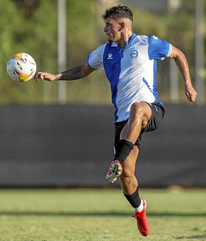 Javi López, en la imagen durante uno de los duelos de pretemporada, podría ser de la partida mañana en Mestalla.