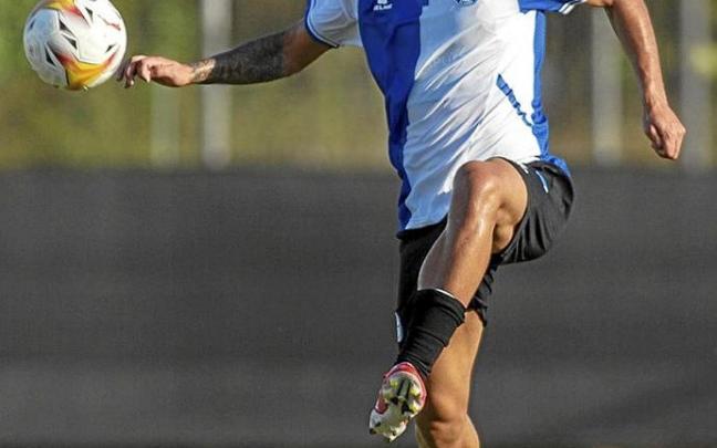 Javi López, en la imagen durante uno de los duelos de pretemporada, podría ser de la partida mañana en Mestalla.
