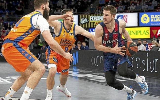 Marinkovic, cubierto por Van Rossom y Dubljevic durante el último duelo contra el Valencia Basket. Foto: Josu Chavarri