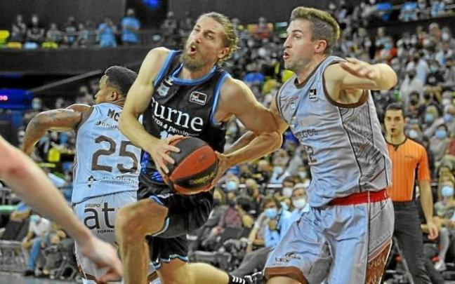 Valentin Bigote, en el duelo ante el Burgos. Foto: Oskar González