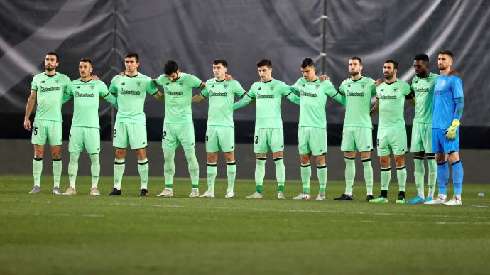 Los jugadores del Athletic guardan un minuto de silencio en memoria de Paco Gento en los prolegómenos del encuentro del pasado domingo ante el Rayo Vallecano.