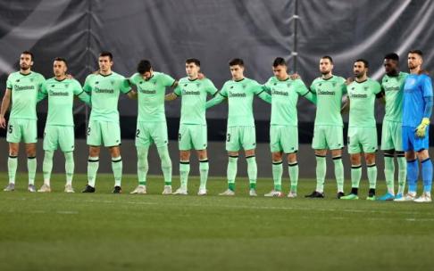 Los jugadores del Athletic guardan un minuto de silencio en memoria de Paco Gento en los prolegómenos del encuentro del pasado domingo ante el Rayo Vallecano.