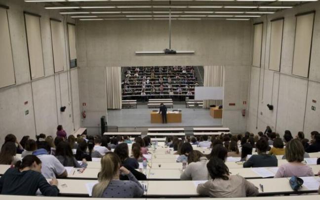 Aspirantes momentos antes de comenzar un concurso oposición / OPE (Oferta Pública de Empleo) Aspirantes momentos antes de comenzar un concurso oposición / OPE (Oferta Pública de Empleo)