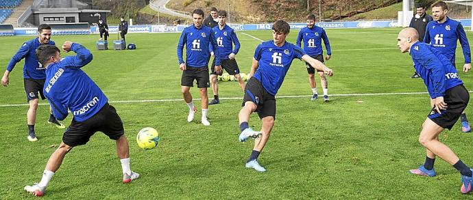 Los jugadores de la Real completan un rondo al inicio del entrenamiento de ayer en Zubieta.