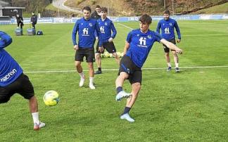 Los jugadores de la Real completan un rondo al inicio del entrenamiento de ayer en Zubieta.