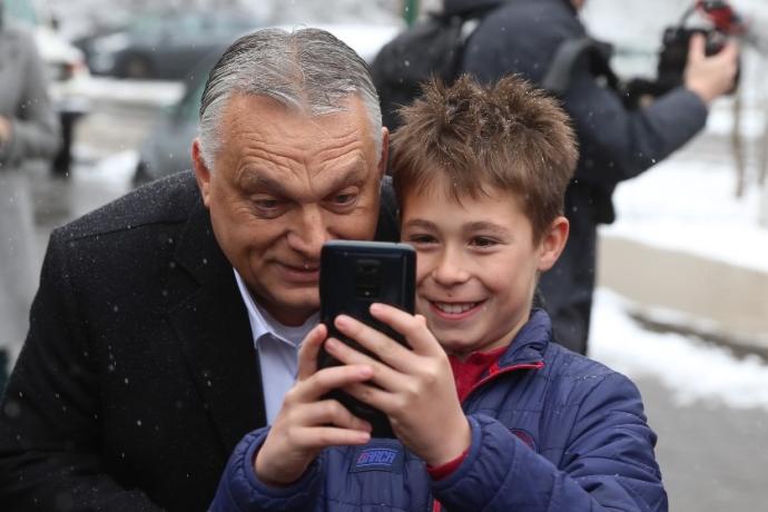 El húngaro Viktor Orbán se hace un selfie en campaña