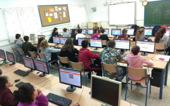 Alumnos de un colegio en una aula con ordenadores. Alumnos de un colegio en una aula con ordenadores.
